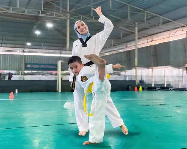 Artis Tya Ariestia Tularkan Manfaat Taekwondo Kepada Putranya 