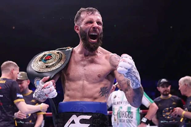Pertahankan Gelar Juara Dunia IBO, Anthony Cacace Hentikan Leigh Wood dalam Pertarungan Brutal